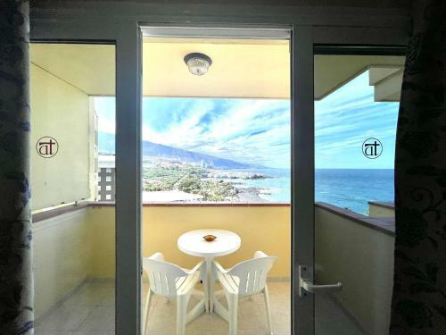 Apartment With Ocean Views In Playa Jardin
