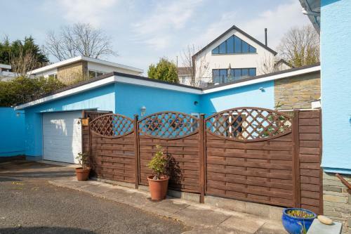Sunningdale - Beach Side Cottage, Sea Views, Parking