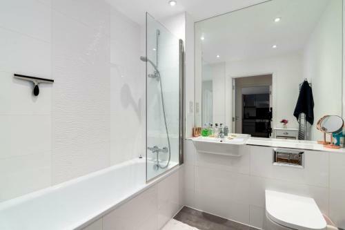 Stunning & Serene Apartment With A Lovely View In Ealing