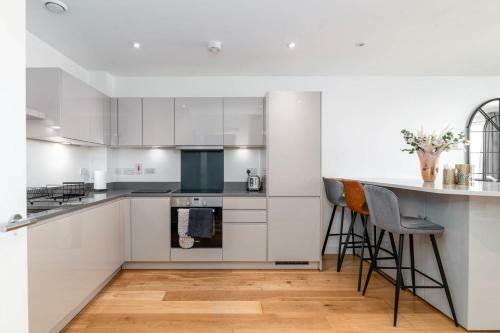 Stunning & Serene Apartment With A Lovely View In Ealing