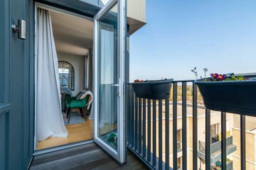 Stunning & Serene Apartment With A Lovely View In Ealing