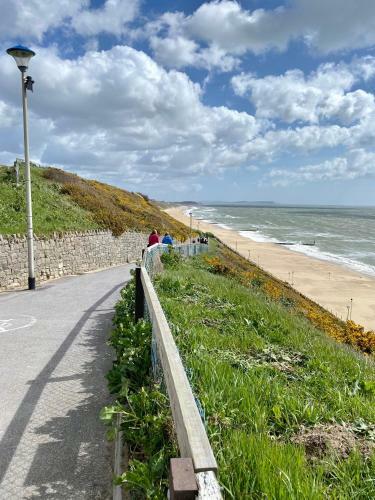 Luxury Apartment 5 Min Walk To Southbourne Beach.