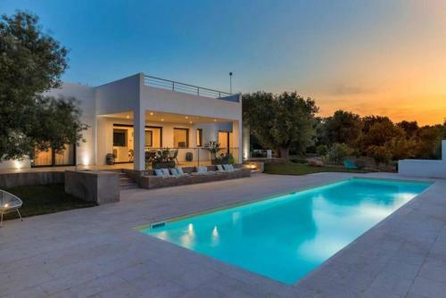 Superb Villa With Private Swimming Pool Near The Beach