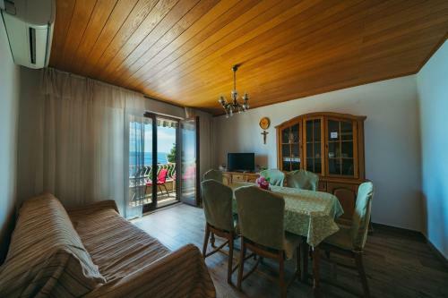 Apartments Lovre - Close To The Sea