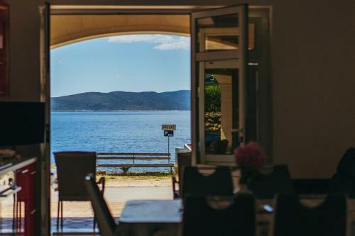 Apartments Lovre - Close To The Sea