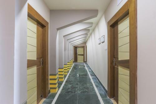 Hotel Capital O 48989 Mr House