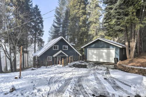 Lake Almanor Cabin With Deck, Less Than Half Mile To Beach!