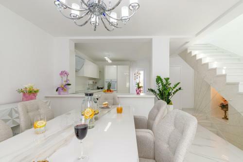 Deluxe Apartment In Casa Aurelia