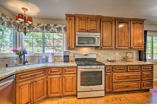 Lake Arrowhead Home With Fireplace And Game Room!
