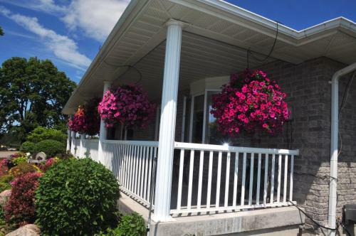 Golden Pathways Retreat B&B