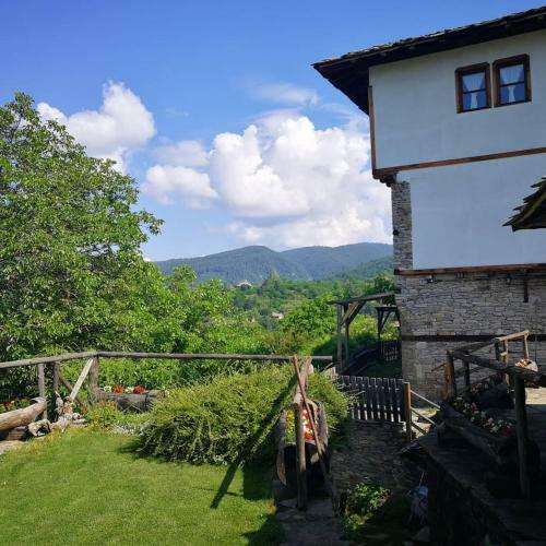 Hostal Family Hotel Byalata Kashta