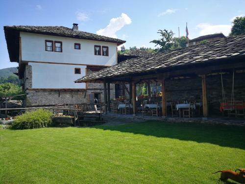 Hostal Family Hotel Byalata Kashta