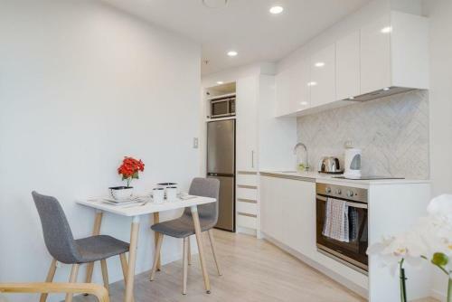 Spacious 1 Bedroom Apartment With Pool Auckland Cbd