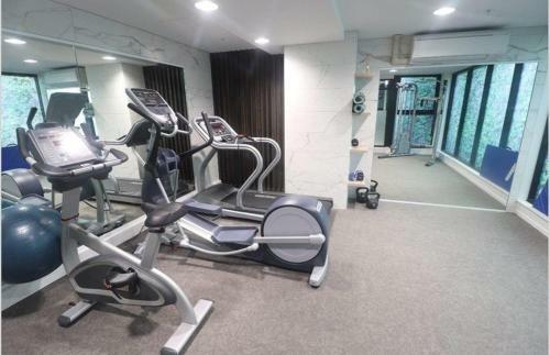 Spacious 1 Bedroom Apartment With Pool Auckland Cbd