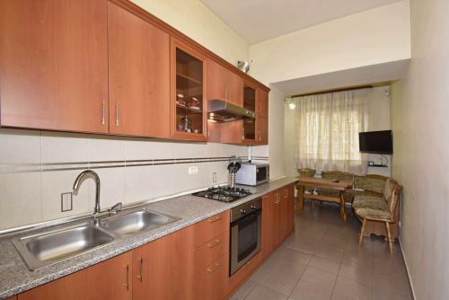 2-bdr Comfortable Apartment Near Opera Theatre