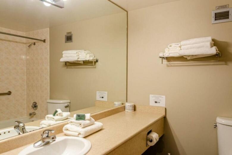 Nancy Greene's Cahilty Lodge - Hotel Room