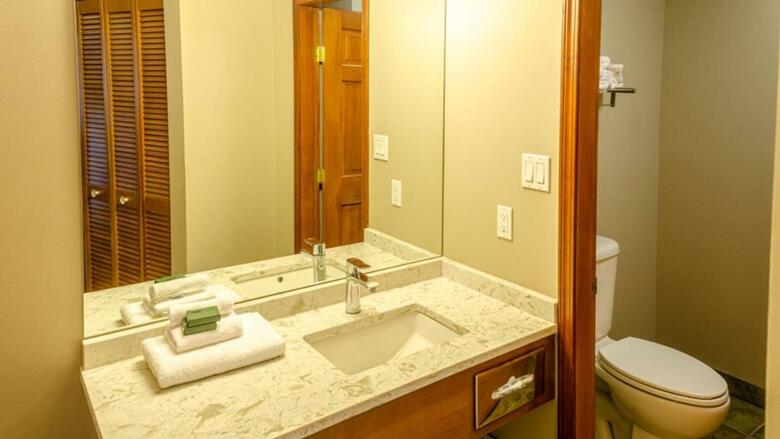 Nancy Greene's Cahilty Lodge - Hotel Room