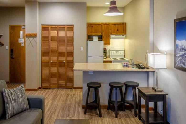 Nancy Greene's Cahilty Lodge - Hotel Room