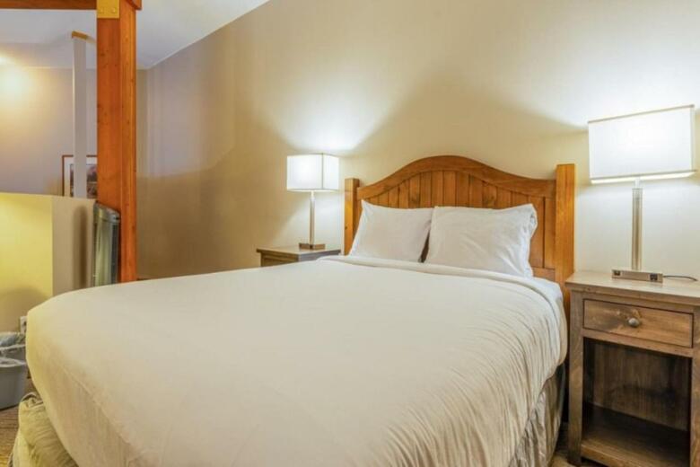 Nancy Greene's Cahilty Lodge - Hotel Room
