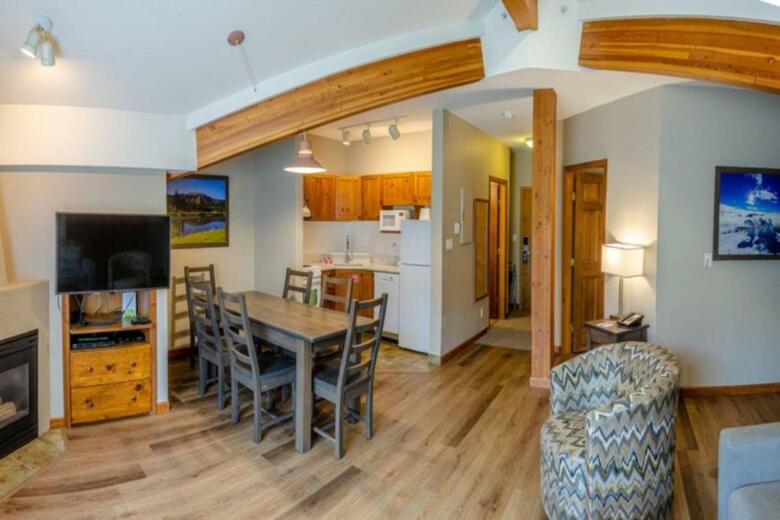 Nancy Greene's Cahilty Lodge - Hotel Room