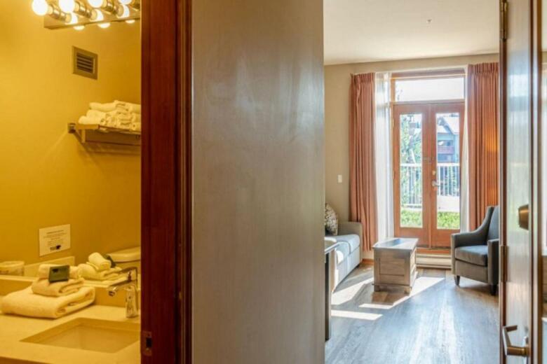 Nancy Greene's Cahilty Lodge - Hotel Room
