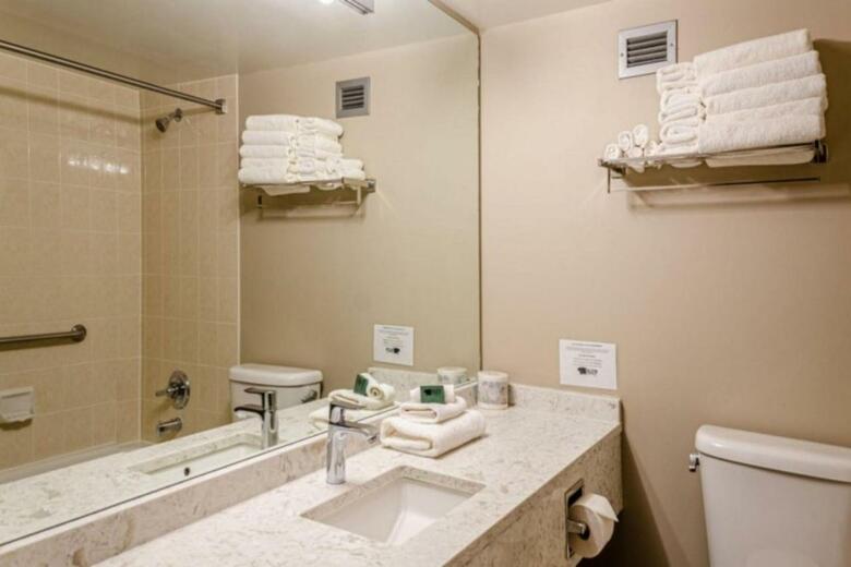 Nancy Greene's Cahilty Lodge - Hotel Room