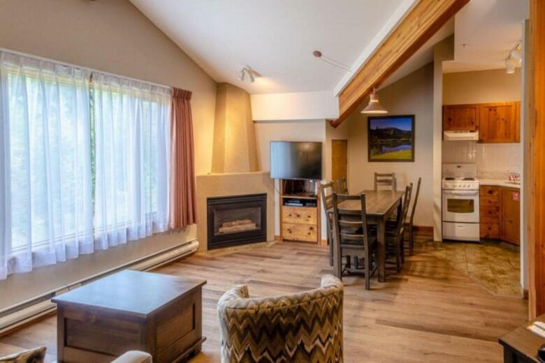 Nancy Greene's Cahilty Lodge - Hotel Room