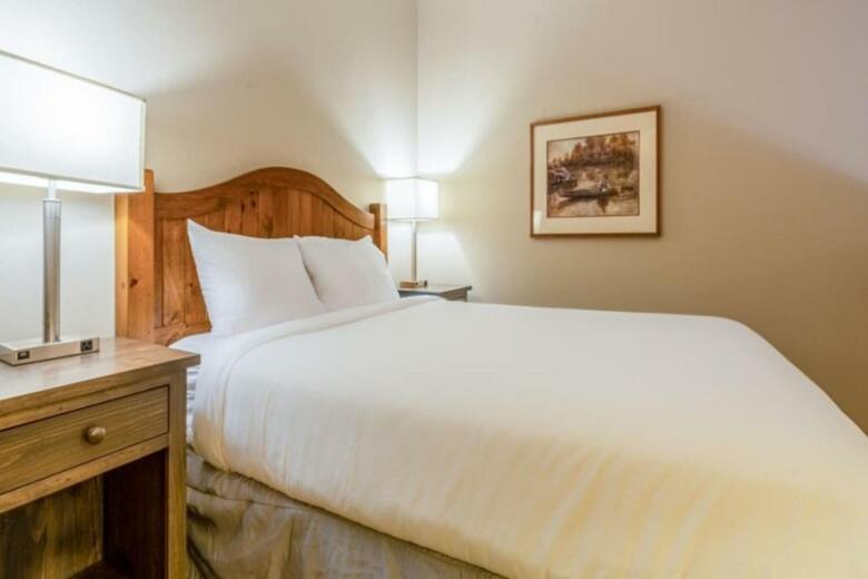 Nancy Greene's Cahilty Lodge - Hotel Room