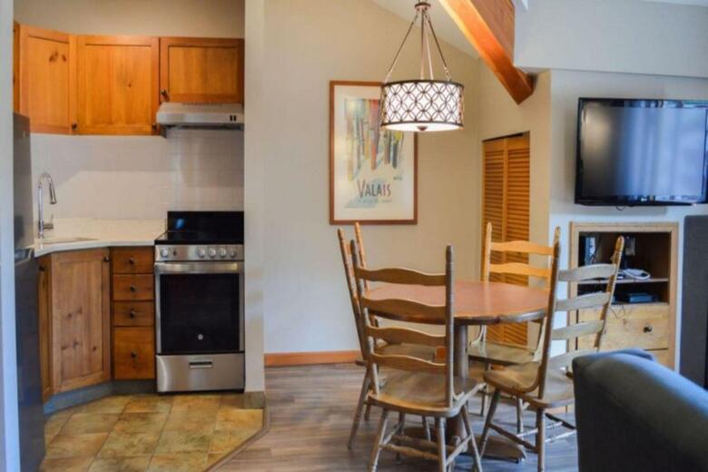 Nancy Greene's Cahilty Lodge - Hotel Room