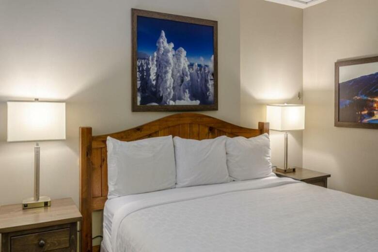 Nancy Greene's Cahilty Lodge - Hotel Room