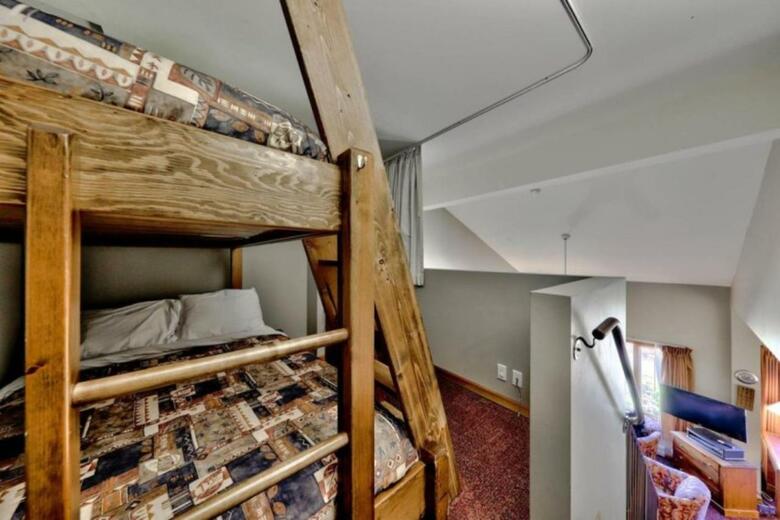 Nancy Greene's Cahilty Lodge - Hotel Room