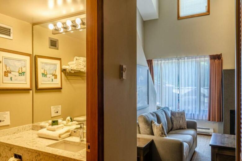 Nancy Greene's Cahilty Lodge - Hotel Room