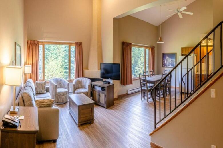 Nancy Greene's Cahilty Lodge - Hotel Room