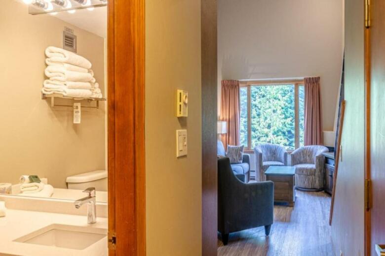 Nancy Greene's Cahilty Lodge - Hotel Room