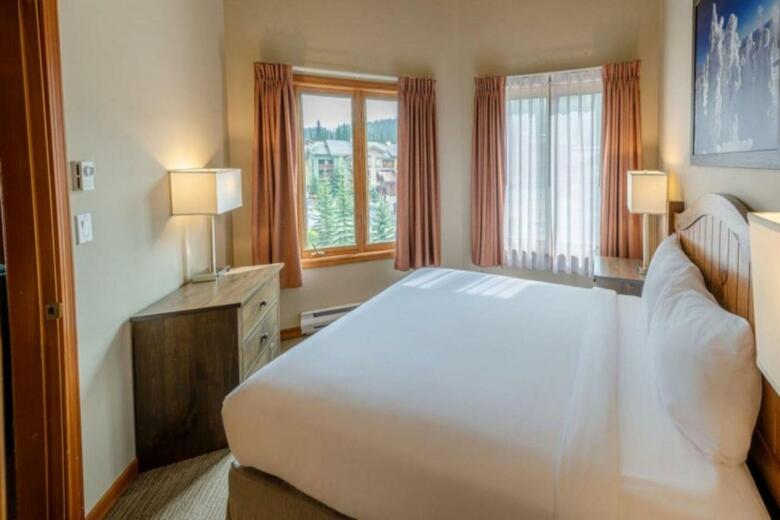 Nancy Greene's Cahilty Lodge - Hotel Room