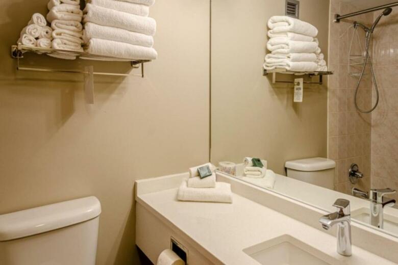 Nancy Greene's Cahilty Lodge - Hotel Room