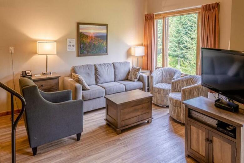 Nancy Greene's Cahilty Lodge - Hotel Room