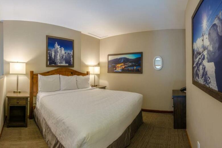 Nancy Greene's Cahilty Lodge - Hotel Room