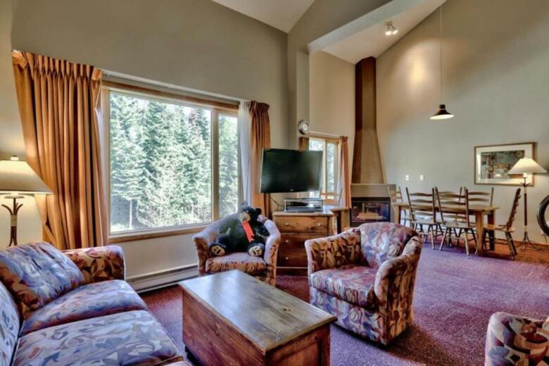Nancy Greene's Cahilty Lodge - Hotel Room
