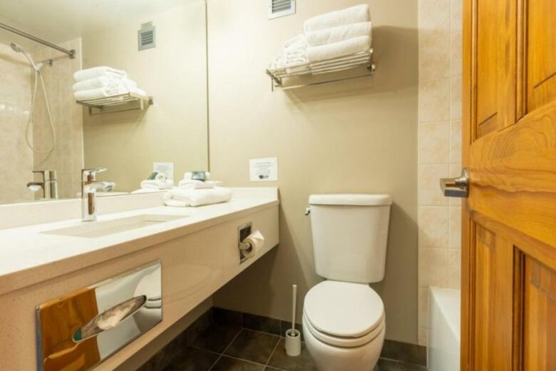 Nancy Greene's Cahilty Lodge - Hotel Room