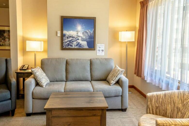 Nancy Greene's Cahilty Lodge - Hotel Room