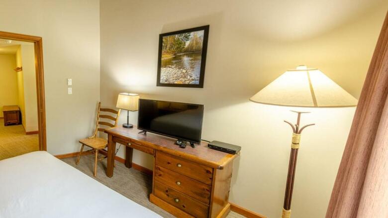 Nancy Greene's Cahilty Lodge - Hotel Room