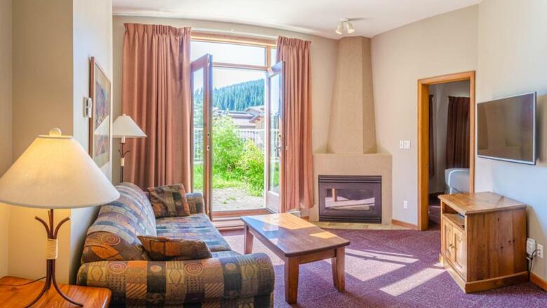 Nancy Greene's Cahilty Lodge - Hotel Room