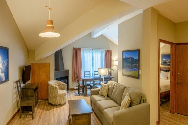 Nancy Greene's Cahilty Lodge - Hotel Room