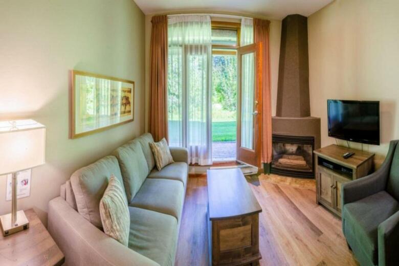 Nancy Greene's Cahilty Lodge - Hotel Room