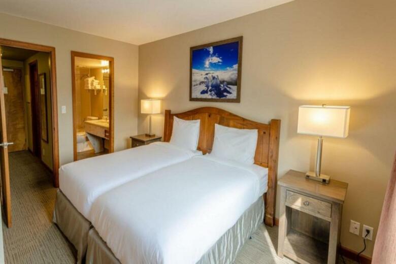 Nancy Greene's Cahilty Lodge - Hotel Room