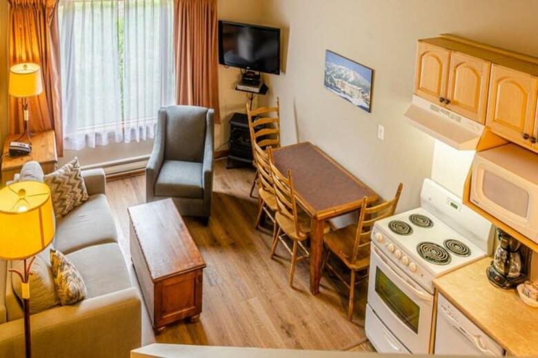 Nancy Greene's Cahilty Lodge - Hotel Room