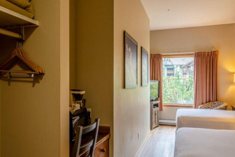 Nancy Greene's Cahilty Lodge - Hotel Room