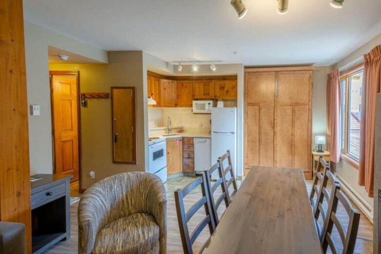 Nancy Greene's Cahilty Lodge - Hotel Room