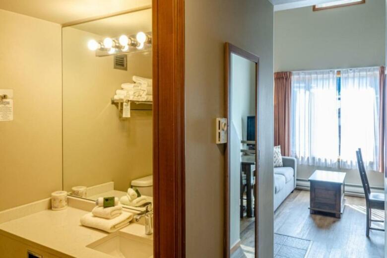 Nancy Greene's Cahilty Lodge - Hotel Room